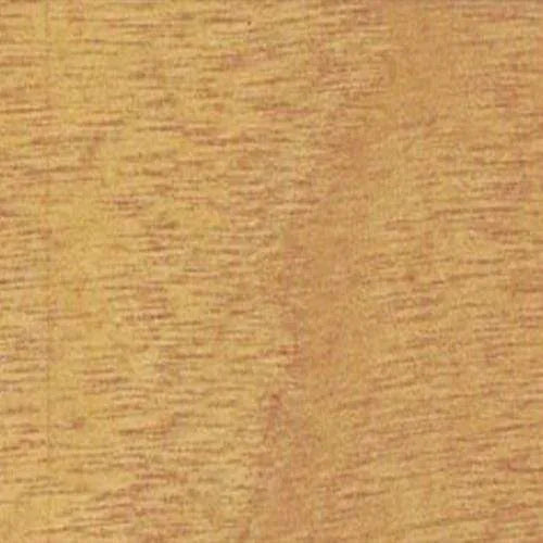 Geelbruine houtnerf textuur met fijne horizontale lijnen.