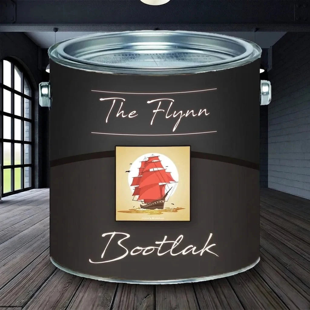 Zwart The Flynn Bootslack verfblik met rood zeilbootlogo in een industriële ruimte met houten vloer.