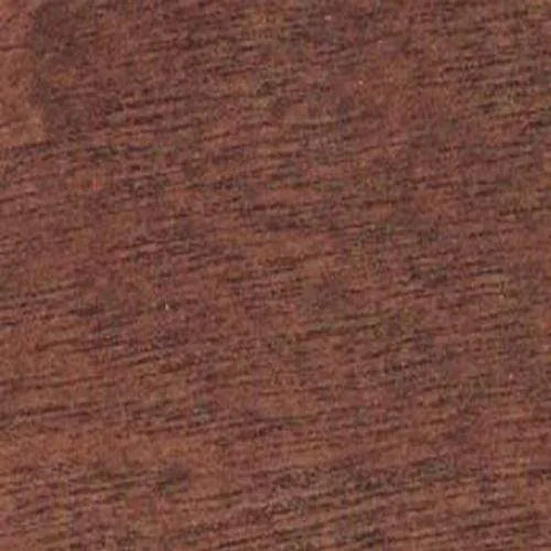 Detail van een roodbruine houttextuur met fijne nerven, geschikt voor meubels of vloeren.