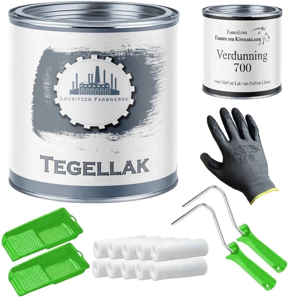 Set met tegellak, verdunner, werkhandschoen, verfrollers en verfbakjes voor schilderwerk.