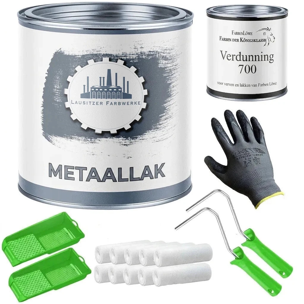 Metaalbeschermlak, verdunner, verfrollers, verfbakken en handschoenen voor schilderwerk.
