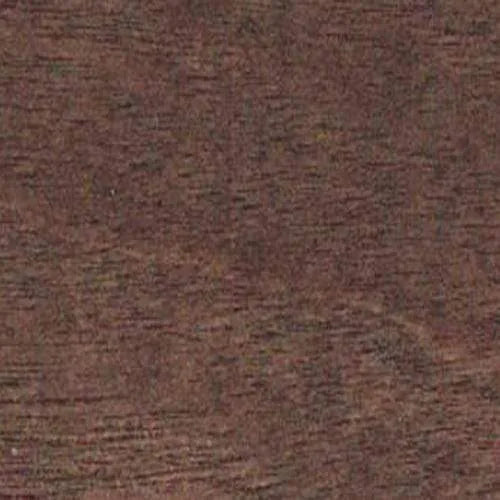 Donkerbruine houttextuur met zichtbare nerf, gedetailleerd close-up van een houten oppervlak.