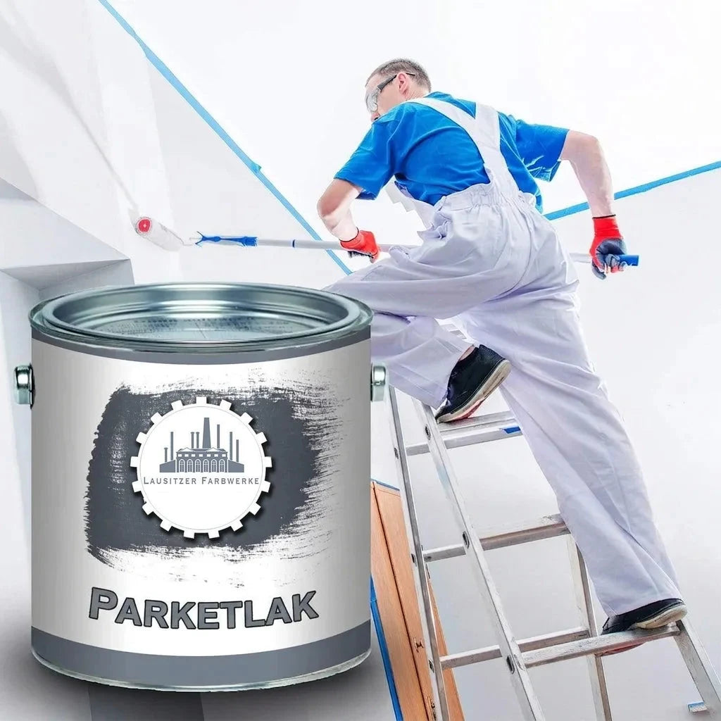 Een blik met de tekst 'PARKETTLACK' en 'LAUSITZER FARBWERKE' op de voorgrond, met een schilder op een ladder die een muur wit verft.