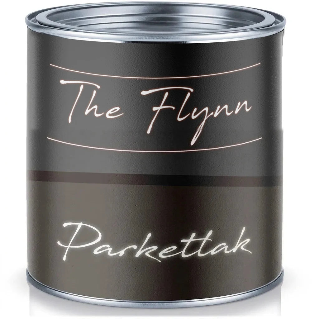 Een donker verfblik met opschrift 'The Flynn Parkettlack', voor parket en vloeren.