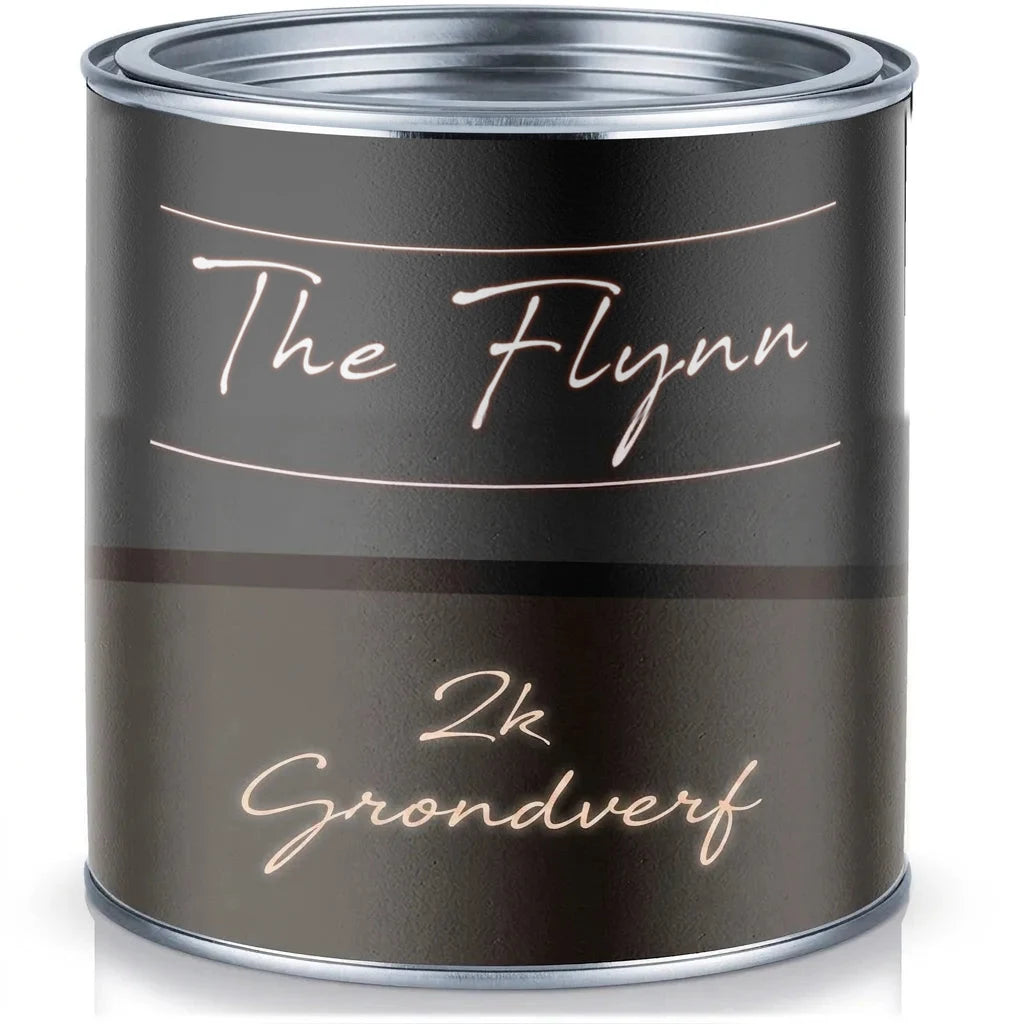Donkergrijs verfblik met etiket 'The Flynn 2k Grondverf'.