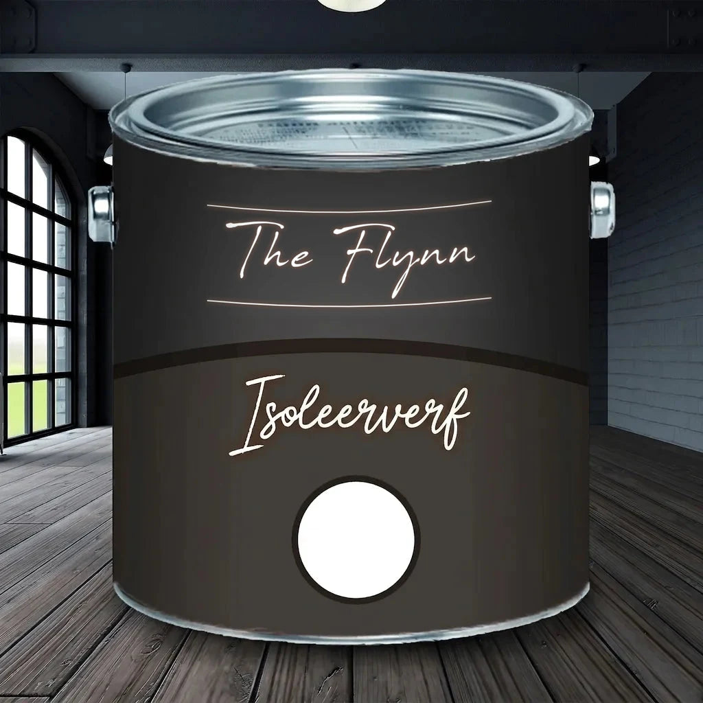 Donkergrijze verfblik 'The Flynn Isolerende verf' op houten vloer in moderne ruimte met ramen.